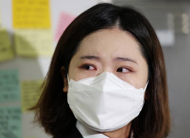 16일 더불어민주당 박지현 전 공동비상대책위원장이 '역무원 스토킹 피살 사건'이 발생한 서울 지하철 2호선 신당역 여자화장실 입구에 마련된 추모공간을 찾아 추모를 마친 뒤 취재진에게 발언하고 있다. 연합뉴스