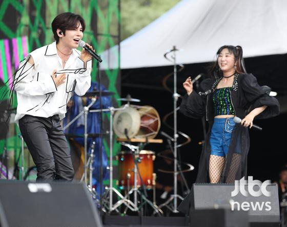 가수 김준수, AUX가 18일 오후 서울 올림픽공원 88잔디마당에서 열린 '리슨어게인 페스티벌 2022'(Listen Again Festival 2022) 무대에 올라 공연을 펼치고 있다.