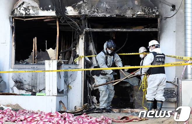 지난 2018년 경남 밀양시 가곡동 세종병원에서 국과수 현장감식 관계자들이 세종병원 화재사고 현장감식을 하고 있는 모습/뉴스1 ⓒ News1 여주연 기자