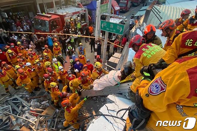 18일 대만 남동부에서 규모 6.8 지진이 발생한 가운데, 화롄현 위리 지역의 건물 붕괴 현장에서 소방관들이 부상자를 이송하고 있다. 2022.09.18/뉴스1 ⓒ AFP=뉴스1 ⓒ News1 김민수 기자