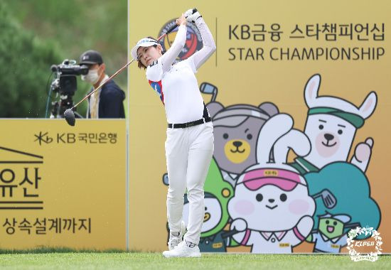 박민지가 KB금융 스타챔피언십 최종일 2번홀에서 티 샷을 하고 있다. 사진제공=KLPGA