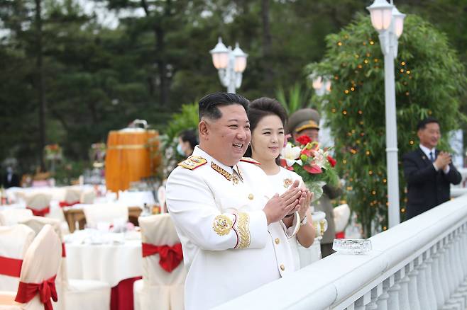 김정은과 리설주가 지난 4월 25일 조선인민혁명군 창건 90주년 경축행사에 참가한 뒤 당 본부청사 정원에서 경축연회를 연 모습. /노동신문 뉴스1