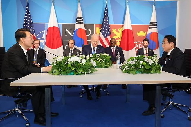 윤석열 대통령이 지난 6월 29일 스페인 마드리드 이페마(IFEMA) 컨벤션센터에서 한미일 정상회담을 하고 있다. 왼쪽부터 윤 대통령, 조 바이든 미국 대통령, 기시다 후미오 일본 총리. /연합뉴스