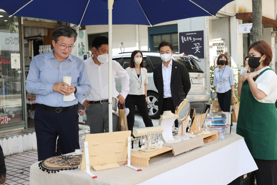 16-17일 대전 유성구 구비서로 일원에서 '가는날이 맹꽁이장날'이 열렸다. 지난 16일 맹꽁이장날 행사에 참여한 정용래 유성구청장이 제품사진을 둘러보고 있다.  사진=유성구 제공
