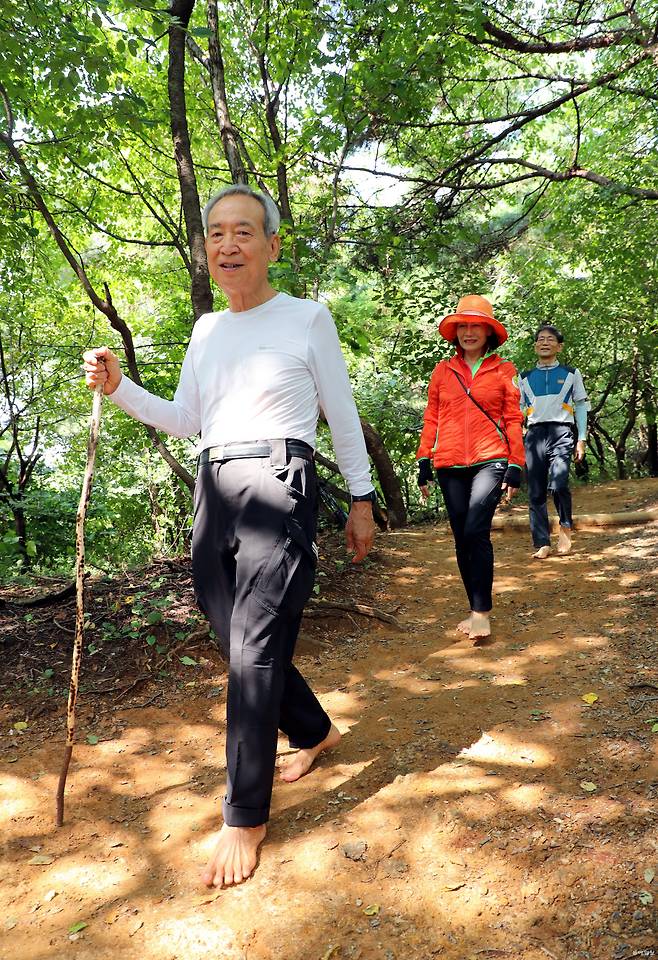 전립선 말기암을 극복한 박성태 씨가 경기 남양주 와부 금대산을 맨발로 걷고 있다. 남양주=이훈구 기자 ufo@donga.com