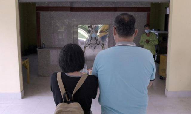 중국의 폭력조직에 납치된 뒤 태국 국경지대에서 사망한 채 발견된 말레이시아 청년 A씨의 시신을 그의 부모가 화장하고 있다. SCMP 캡처