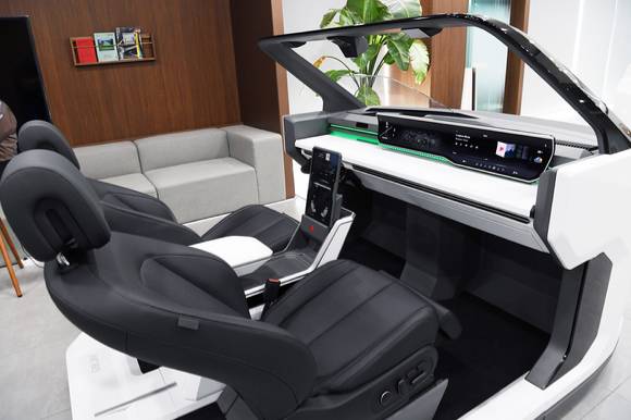UX 스튜디오에 전시된 현대모비스의 '모드 변환 콕핏' [사진=현대자동차그룹]
