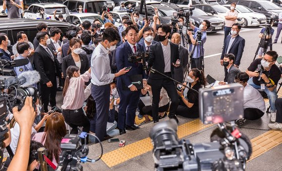 국민의힘 이준석 전 대표가 14일 당 비상대책위원회 효력을 정지해달라며 낸 가처분 신청 사건의 심문에 참석하기 위해 서울 양천구 서울남부지방법원에 도착, 민사51부 법정으로 이동하면서 취재진의 질문을 받고 있다. 국회사진기자단