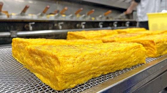 2년 뒤면 백년을 맞이하는 계란말이집 쇼로. 아침 6시면 문을 연다. 가게 안쪽 작업대에서 '나가사키 군'으로 불리는 젋은 직원이 계란말이를 만들고 있다. 올해로 12년, 베테랑이다. 김현예 특파원