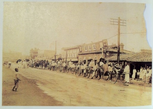 평양 우춘관(사진 가운데 건물). 석주명 아버지 석승서가 운영하는 요릿집이었다. 1920~30년대로 추정된다.&nbsp;