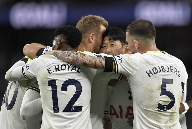 손흥민이 18일 레스터시티전서 시즌 첫 골을 터뜨린 후 만감이 교차한 표정으로 해리 케인 등 동료들의 뜨거운 축하를 받고 있다. [AP]