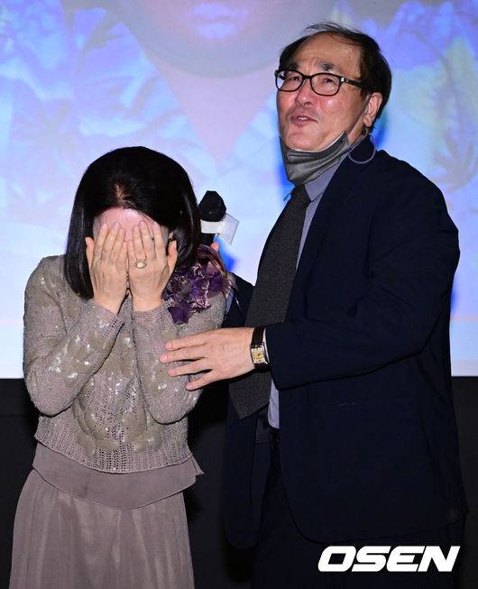 [OSEN=김성락 기자] 15일 오후 서울 강남구 압구정로 CGV 압구정에서 ‘배창호 감독 특별전’ 개막식 무대인사가 열렸다.배우 김보연이 눈물을 흘리고 있다. 2022.09.15 /ksl0919@osen.co.kr