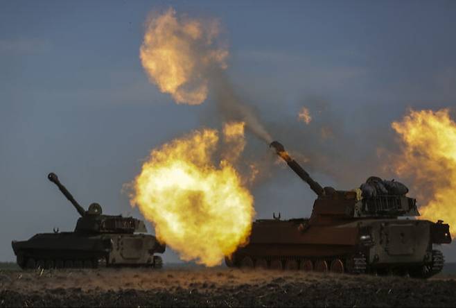 우크라이나군 자주포들이 러시아군 표적을 향해 포탄을 발사하고 있다. 세계일보 자료사진