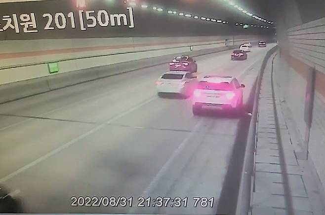 터널 폐쇄회로CC(TV)에 잡힌 문제의 랜드로버 디스커버리스포츠차량(오른쪽 브레이크등이 점등된 SUV). 주행 중 시동이 꺼져 갓길에 급정차했다는 게 차주인 A씨 전언이다.&nbsp;제보자 제공