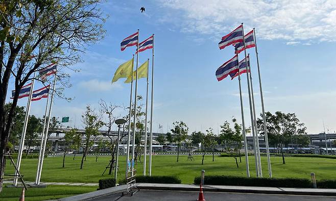 공항 주위 풍경. 태국 국기와 왕실기가 눈에 띈다.