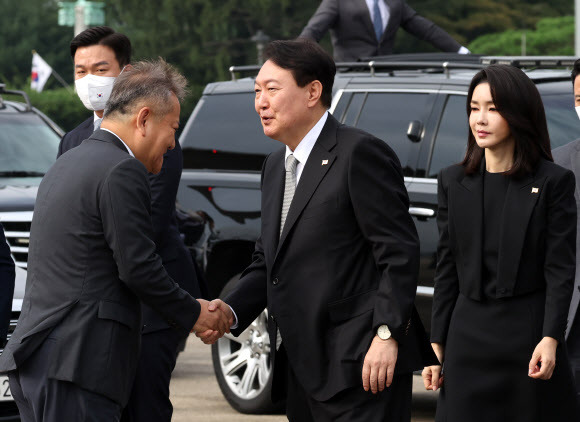 윤석열 대통령이 5박7일 일정으로 영국, 미국, 캐나다를 방문하기 위해 18일 오전 성남 서울공항에도착, 환송나온 이상민 행안부 장관과 인사하고 있다. 2022.9.18 연합뉴스