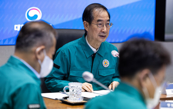 한덕수 국무총리가 18일 오후 서울 종로구 정부서울청사 내 중앙재난안전대책본부 상황실에서 열린 제14호 태풍 난마돌 대처상황 점검 회의에 참석해 재해 철저 준비를 당부하는 발언을 하고 있다. 2022.9.18 연합뉴스