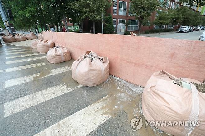 태풍 북상에 포항도 긴장 (포항=연합뉴스) 박세진 기자 = 제14호 태풍 난마돌 북상에 따라 18일 경북 포항시 남구 오천읍 한 아파트 입구에 모래주머니가 설치돼 있다. 2022.9.18 psjpsj@yna.co.kr