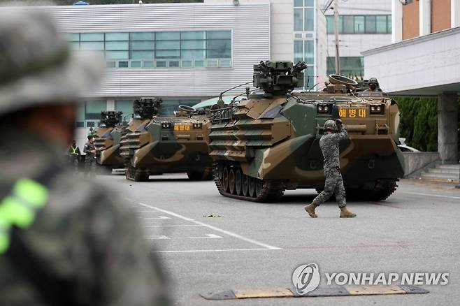 태풍이 와도 든든 (포항=연합뉴스) 손대성 기자 = 18일 경북 포항시 북구 포항북부소방서 인근 주차장에 해병대 1사단 소속의 한국형 상륙돌격장갑차(KAAV)가 들어가고 있다.
    해병대는 제14호 태풍 난마돌 영향으로 고립 주민이 발생하면 구조에 사용하기 위해 장갑차를 배치했다. 2022.9.18 sds123@yna.co.kr