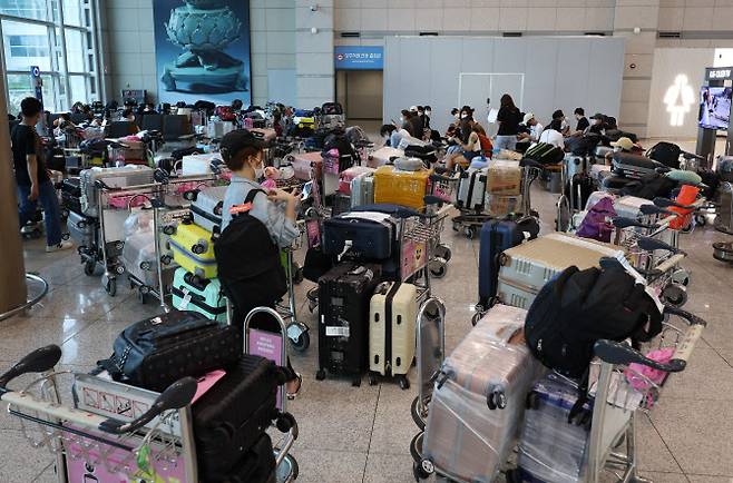 해외 입국자로 붐비는 인천공항(사진=연합뉴스)