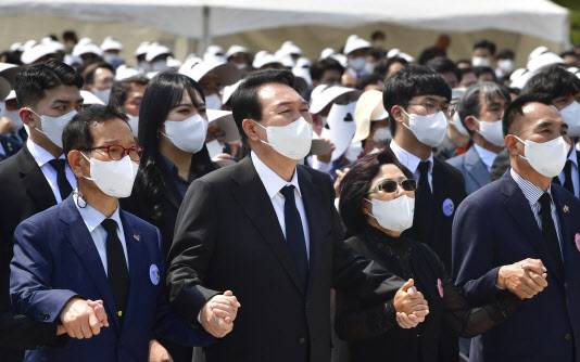 윤석열 대통령이 18일 오전 광주 북구 국립 5·18 민주묘지에서 열린 제42주년 5·18민주화운동 기념식에서 ‘님을 위한 행진곡’을 제창하고 있다(사진=연합뉴스).