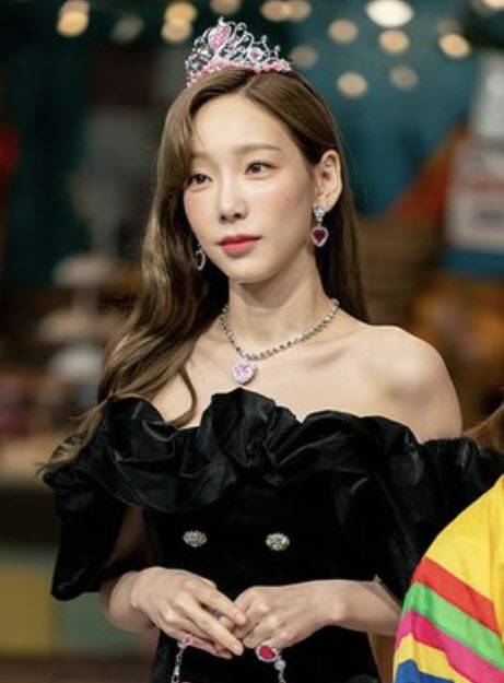 ▲가수 태연이 착용한 프린세스 미용놀이 세트. (사진=유튜브 캡처)