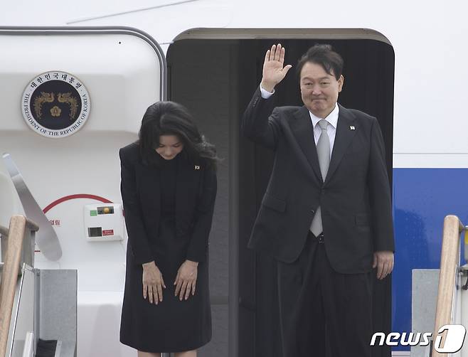 영국·미국·캐나다 5박7일 순방에 나서는 윤석열 대통령과 김건희 여사가 18일 오전 경기 성남시 서울공항을 통해 출국하고 있다. . 2022.9.18/뉴스1 ⓒ News1 신웅수 기자