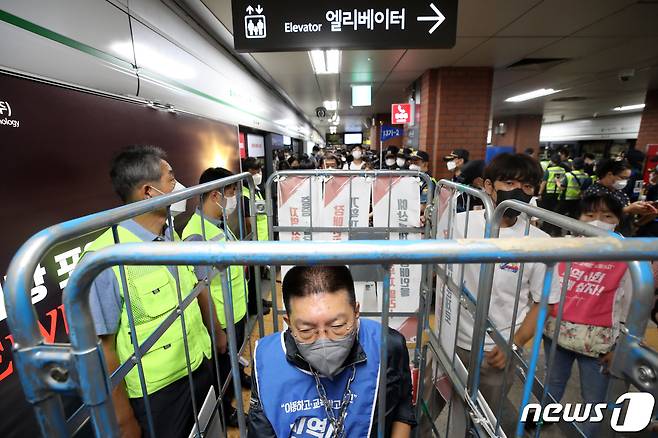 권달주 전국장애인차별철폐연대 상임공동대표가 19일 서울 중구 시청역에서 '김순석 열사 38주기, 공간의 자유를 찾아서' 출근길 선전전의 일환으로 대형 철제 수레 속에 들어간 채 열차를 기다리고 있다. 2022.9.19/뉴스1 ⓒ News1 조태형 기자