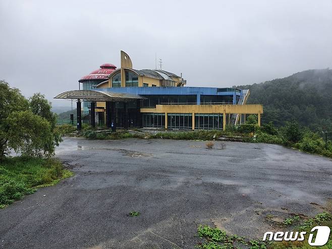 제천시 백운면에 20년 넘게 공사가 중단채 방치되고 있는 휴게소.