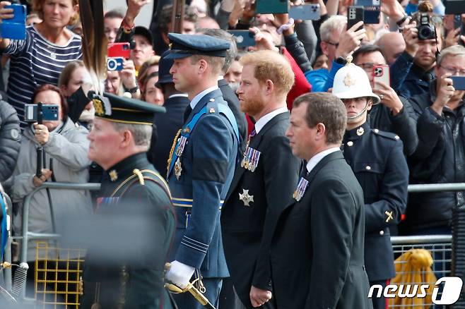 찰스 3세 국왕의 아들 윌리엄 왕세자, 해리 왕자가 19일 오전(현지시간) 영국 런던 웨스트민스터 사원에서 엘리자베스 2세 여왕 운구 행렬을 뒤따르고 있다. 2022.9.19/뉴스1 ⓒ News1 안은나 기자
