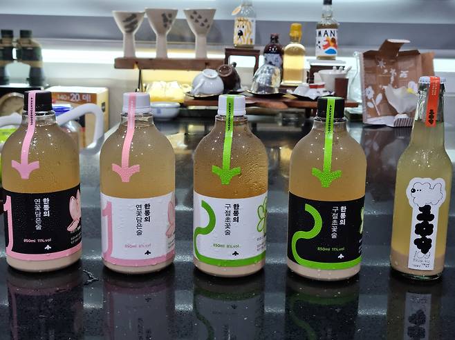 한통술의 대표적인 막걸리 제품들. 연꽃담은술, 구절초꽃술, 백구. 최근에 작고한 방랑식객 임지오 선생은 "한통술은 곡향, 꽃향, 심장의 떨림을 받아 시간을 뛰어넘어 공간의 세계로 펼쳐가는 진솔한 여행의 시작이다"고 했다. /박순욱기자