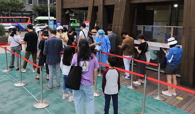 19일 오전 서울 송파구보건소에 마련된 신종 코로나바이러스 감염증(코로나19) 선별진료소에서 시민들이 검사를 받기 위해 순서를 기다리고 있다.  /뉴스1