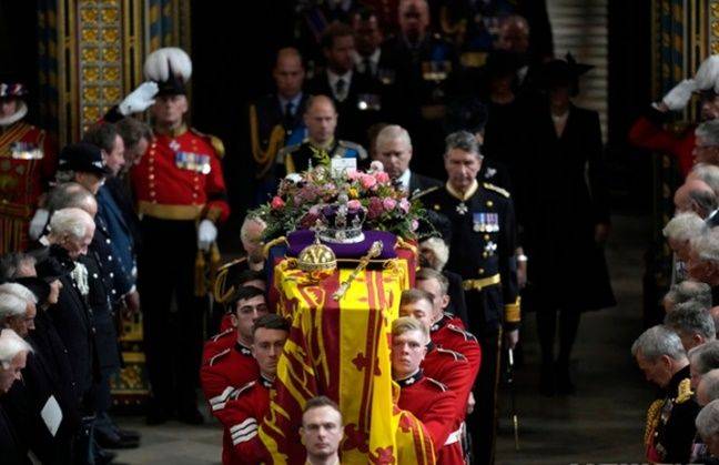 19일(현지시간) 영국 런던의 웨스트민스터 사원에서 국장을 마친 고 엘리자베스 2세 여왕의 관이 사원을 떠나고 있다. ⓒAP/뉴시스