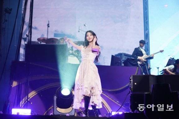 18일 서울 송파구 잠실조합운동장 올림픽주경기장에서 열린 콘서트 무대에 선 가수 아이유. 17, 18일 양일간 열린 공연에는 총 8만8000여 명의 관객이 모였다. 이담엔터테인먼트 제공