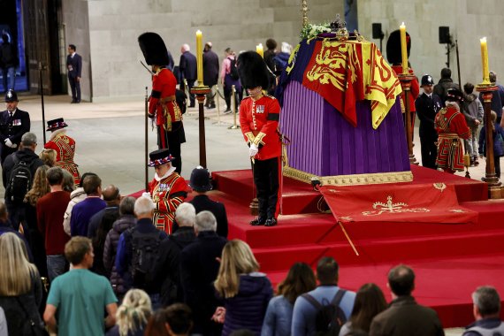 18일(현지시간) 영국 런던의 웨스트민스터홀에서 왕실 근위병들이 엘리자베스 2세의 관을 지키고 있다.AP뉴시스