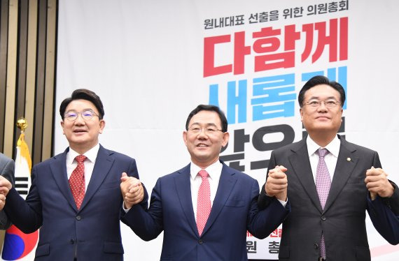 19일 오전 국회에서 열린 국민의힘 의원총회에서 신임 원내대표로 선출된 주호영 의원(가운데)이 정진석 비대위원장(오른쪽), 권성동 전 원내대표와 기념촬영을 하고 있다. 사진공동취재단