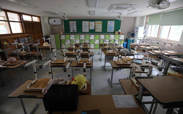 정부가 학생 수 감소 등을 감안해 내년도 공립교원 정원을 2,982명 줄인다는 계획을 세웠다. 사진은 지난 6일 제11호 태풍 '힌남노' 북상에 따른 원격수업 실시로 텅 빈 교실 모습. 뉴스1