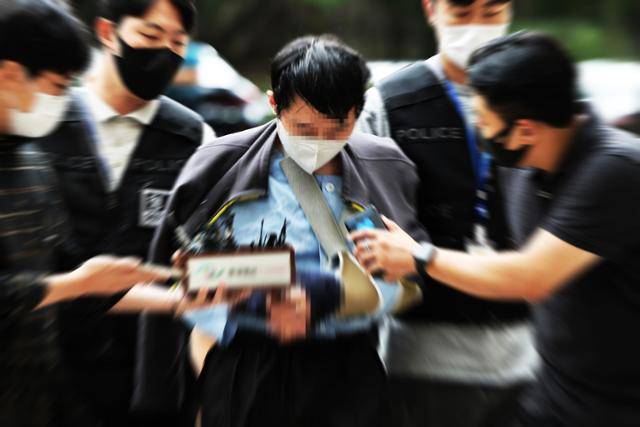 서울 지하철 2호선 신당역 여자 화장실에서 20대 동료 여성 역무원을 살해한 전 모씨가 16일 오후 구속 전 피의자 심문(영장실질심사)을 받기 위해 서울 서초동 서울중앙지법 법정으로 들어가고 있다. 연합뉴스