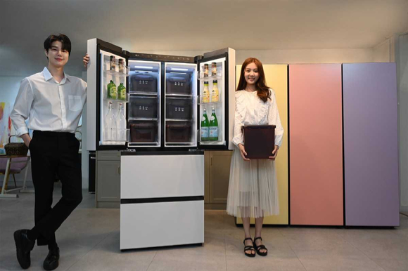 LG전자 모델이 402L 용량 스탠드식 신제품(왼쪽)과 1도어 냉장·냉동·김치 전용 'LG 컨버터블 패키지 오브제컬렉션' 신제품을 소개하고 있다. [사진=LG전자]