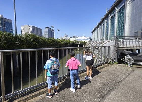 빗물이 모인 목동빗물펌프장 유수지를 확인하는 소중 학생기자단.