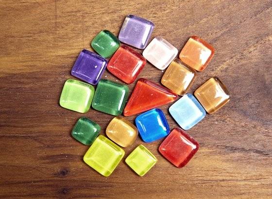 큰 유리를 작게 잘라 돌가루와 함께 통에 굴려 모서리를 둥글게 다듬은 유리 타일.