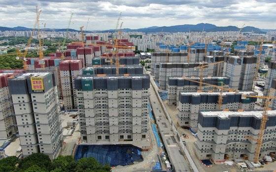 서울 강동구 둔촌주공 재건축 현장. 공사가 중단된 지 118일만에 갈등이 봉합됐지만, 값비싼 청구서가 날아들었다.  ［뉴스1］