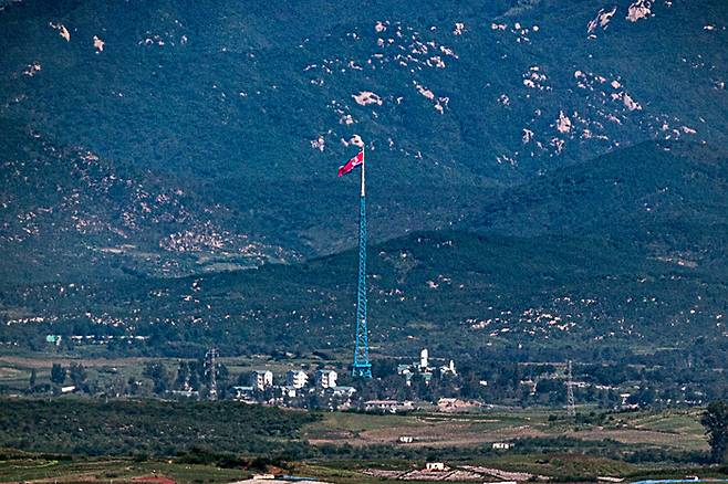 지난 2일 경기도 파주시 오두산 통일전망대에서 바라본 서부전선 비무장지대(DMZ) 북측 기정동 마을에서 인공기가 펄럭이고 있다. 연합뉴스