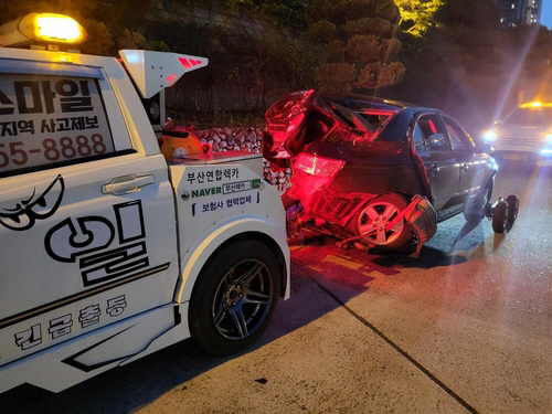부산 백양터널에서 차량 4대가 추돌해 1명이 숨지고 3명이 다치는 사고가 발생했다. 연합뉴스