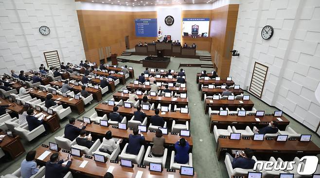 김현기 서울시의회 의장이 15일 오전 서울시의회 본회의장에서 열린 '제314회 임시회 제2차 본회의'에서 발언하고 있다. /사진=뉴스1