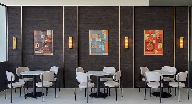 한 프랜차이즈 커피회사 공장 내부를 커피큐브의 벽돌로 꾸민 모습/사진=커피클레이