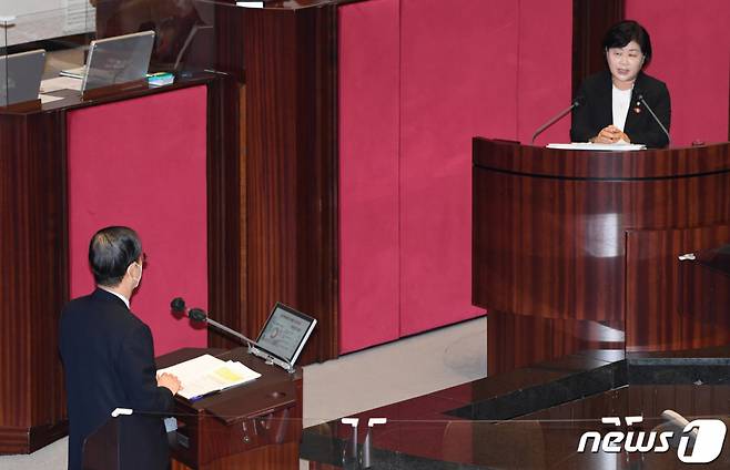 (서울=뉴스1) 유승관 기자 = 서영교 더불어민주당 의원이 19일 서울 여의도 국회에서 열린 제400회국회(정기회) 제3차 본회의에서 한덕수 국무총리에게 대정부 질문(정치에 관한 질문)을 하고 있다. 2022.9.19/뉴스1 Copyright (C) 뉴스1. All rights reserved. 무단 전재 및 재배포 금지.