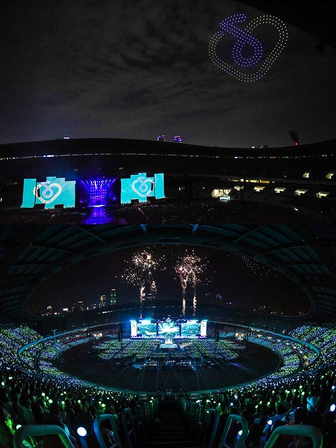 위는 하늘에 펼쳐진 드론 쇼, 아래는 관객석 전경. 이담엔터테인먼트 제공