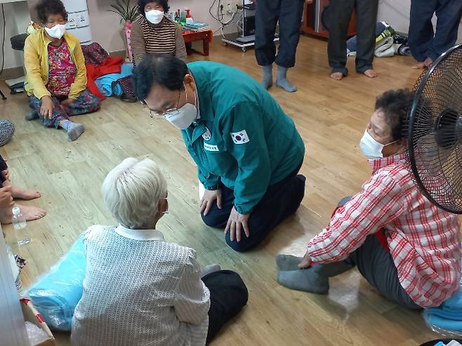 주낙영 경주시장이 암곡동 대승마을 경로당을 방문해 이재민을 격려하고 있다. 경주시 제공