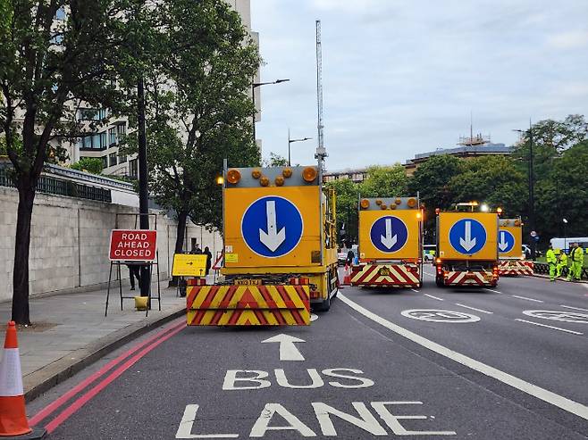 영국 런던에서 경찰이 버킹엄 궁전 주변을 통제하고 있다. 곽인숙 기자